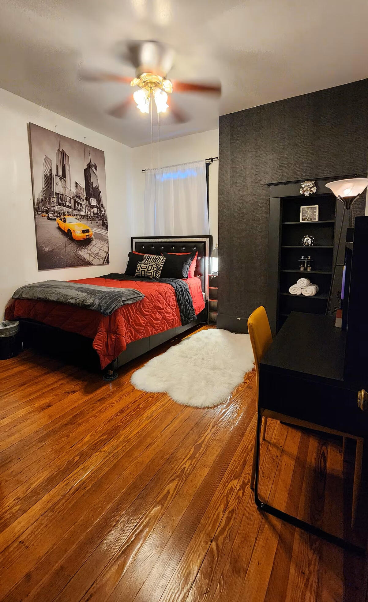 Guest Bedroom • Queen Bed