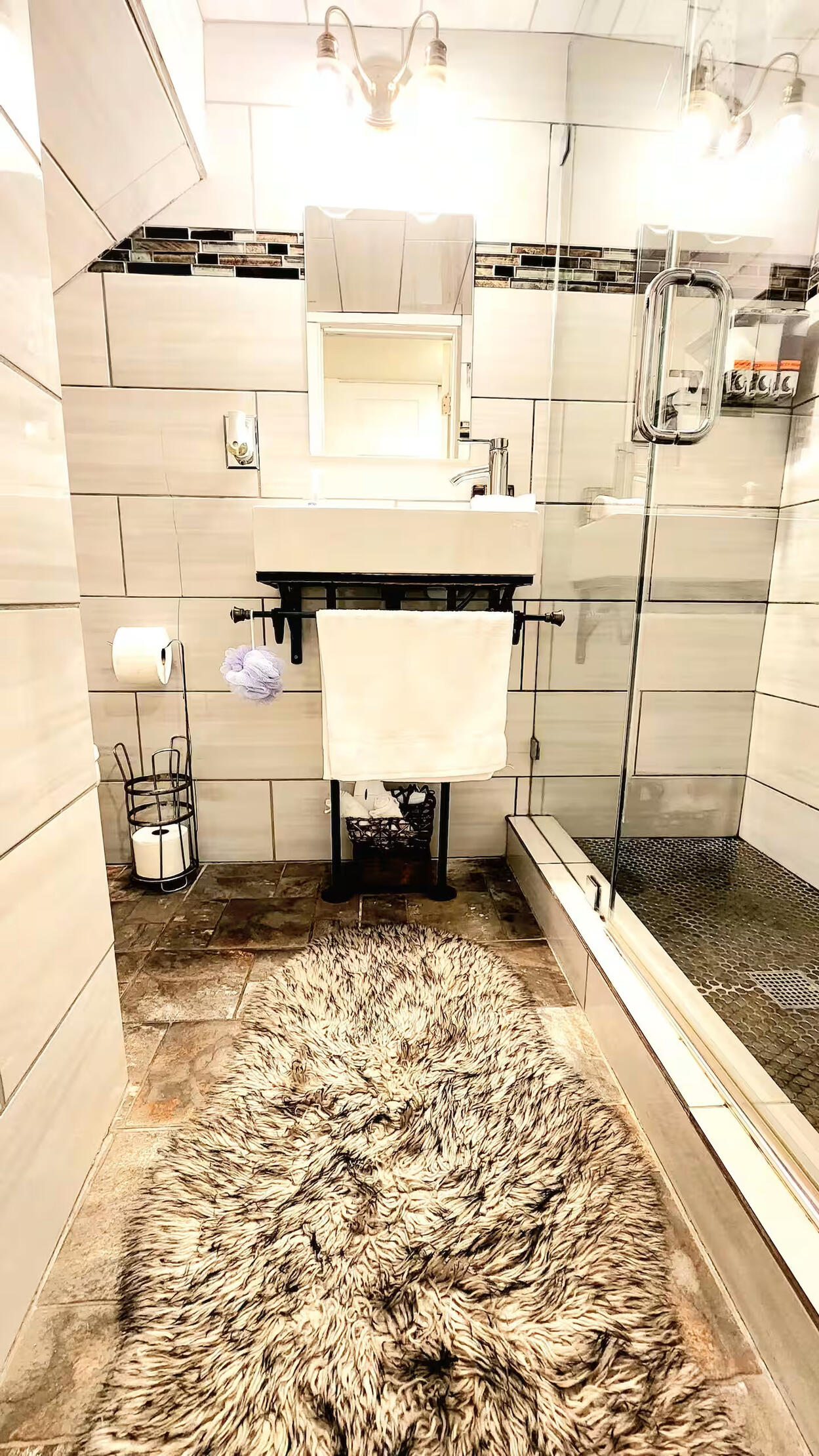 Full Bathroom • Detailed Tile Design & Comfortable Layout