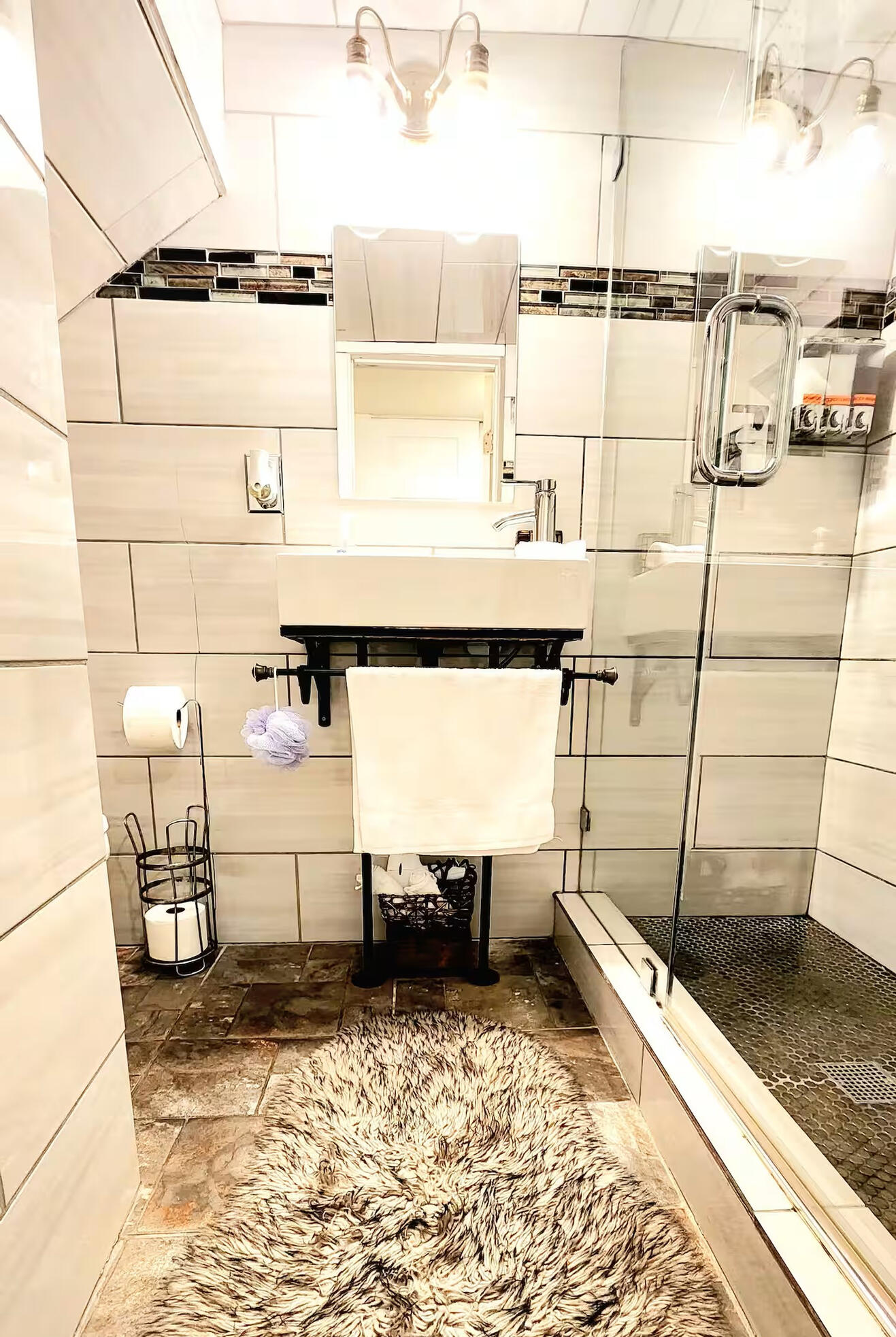 Full Bathroom • Detailed Tile Design & Comfortable Layout